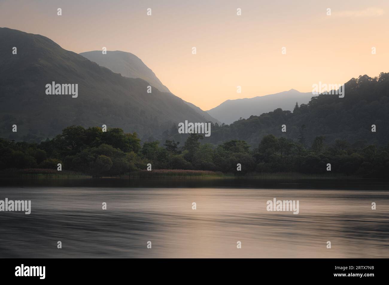 Sonnenuntergang bei Ullswater im Lake District in Cumbria. Fells, Silhouetten von Hügeln und Sonnenuntergang. Stockfoto