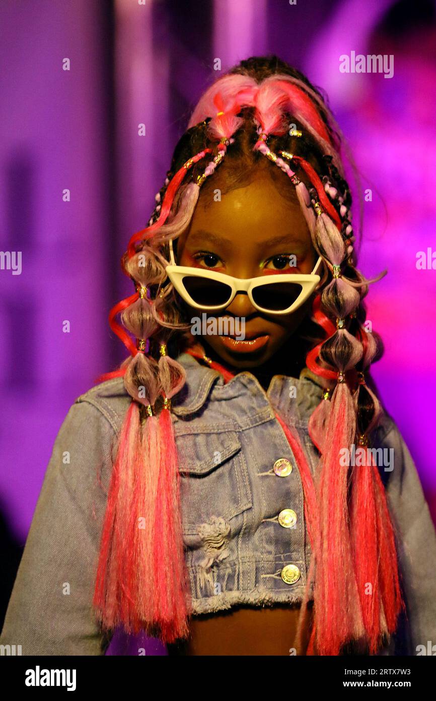 Valencia, Carabobo, Venezuela. September 2023. September 2023. Ein Modell beteiligt sich an der Mode Parade Neon Urban Aesthetic des Models Academy Social Model Venezuela, in der Stadt Valencia, Carabobo Staat. Foto: Juan Carlos Hernandez (Credit Image: © Juan Carlos Hernandez/ZUMA Press Wire) NUR REDAKTIONELLE VERWENDUNG! Nicht für kommerzielle ZWECKE! Stockfoto