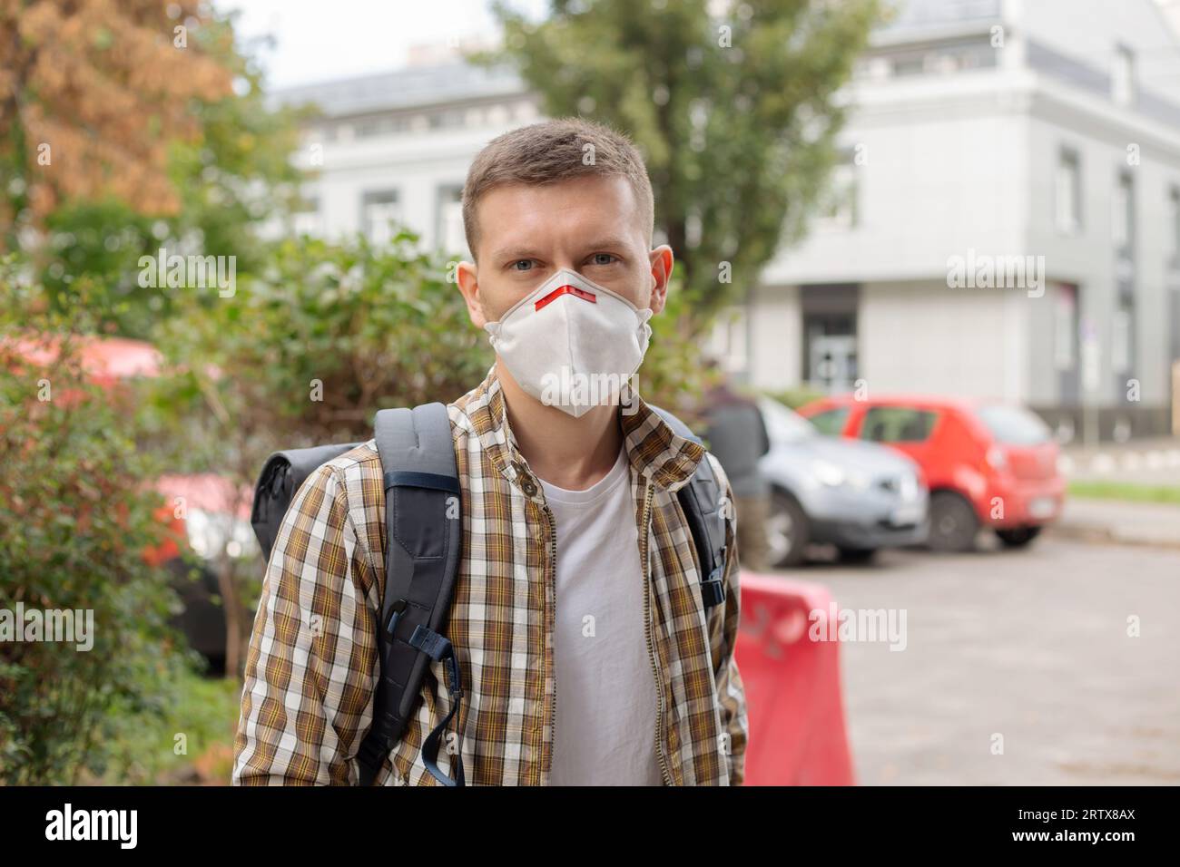 Mann in einer Schutzmaske auf der Straße. Coronavirus stoppen Stockfoto