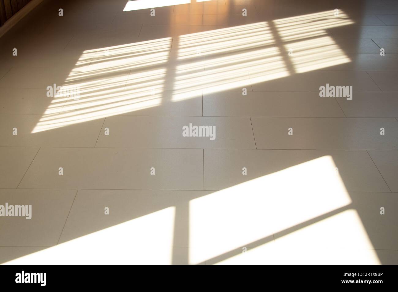 Schatten und Licht von einem Fenster auf dem Boden eines Hauses, Sonnenlicht und Schatten, Innenraum Stockfoto