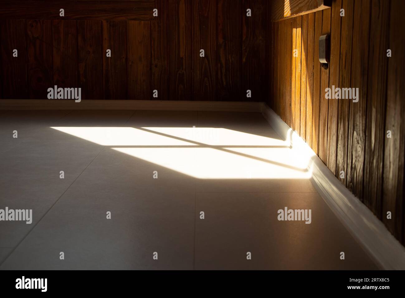 Schatten und Licht von einem Fenster auf dem Boden eines Hauses, Sonnenlicht und Schatten, Innenraum Stockfoto