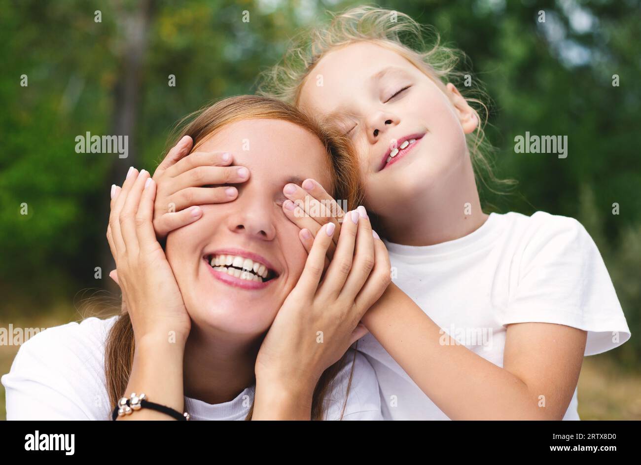 Mutter und Tochter in Liebe spielen im Park umarmt Stockfoto