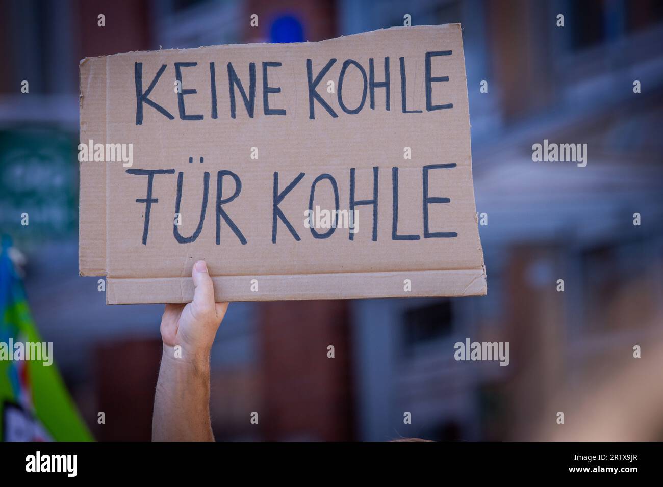 Schwerin, Deutschland. September 2023. Ein Teilnehmer einer Demonstration der Klimaschutzbewegung Freitag für die Zukunft trägt ein Pappschild mit der Aufschrift „keine Kohle für Kohle“. Mit mehr als 200 Demonstrationen und Kundgebungen in ganz Deutschland will die Klimaschutzbewegung Fridays for Future die Regierung überzeugen, den Ausstieg aus Kohle, Öl und Gas am Freitag im Rahmen des globalen Klimastreiks unter dem Motto #EndFossilFuels zu beschleunigen. Quelle: Jens Büttner/dpa/Alamy Live News Stockfoto