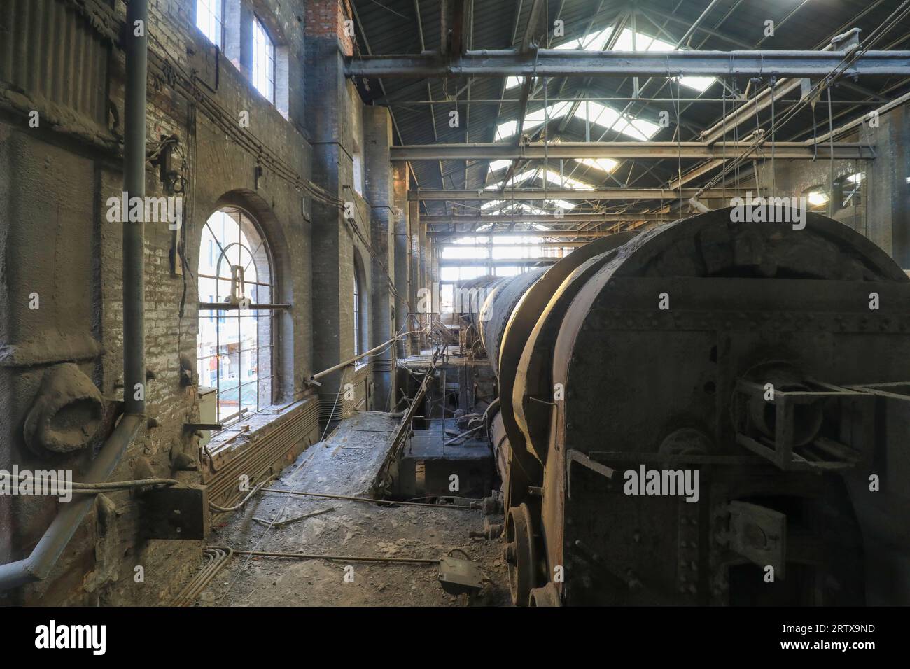 Der stillgelegte und verlassene Zementrohrofen befindet sich in einer Fabrik in Nordchina Stockfoto