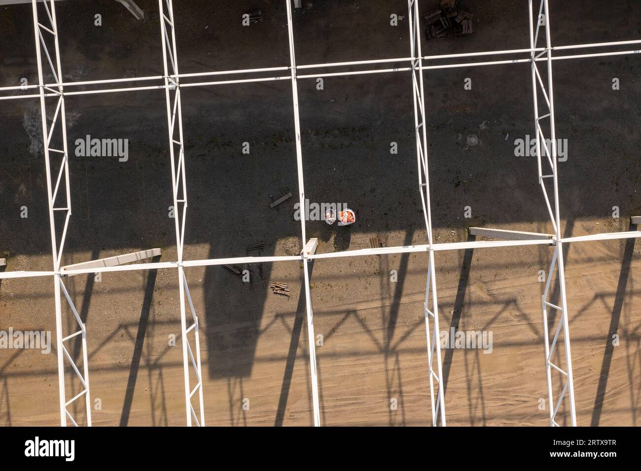 Drohnenfotografie des neuen Metallrahmens und der Baustelle im Lagergebäude während des Sommersonnenaufenthalts Stockfoto