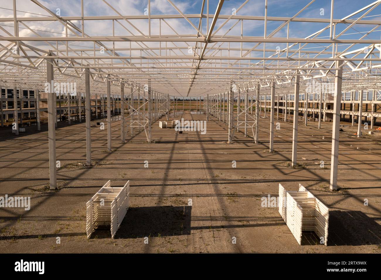 Drohnenfotografie des neuen Metallrahmens und der Baustelle im Lagergebäude während des Sommersonnenaufenthalts Stockfoto