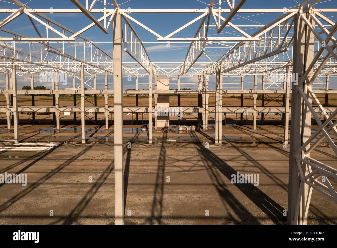 Drohnenfotografie des neuen Metallrahmens und der Baustelle im Lagergebäude während des Sommersonnenaufenthalts Stockfoto