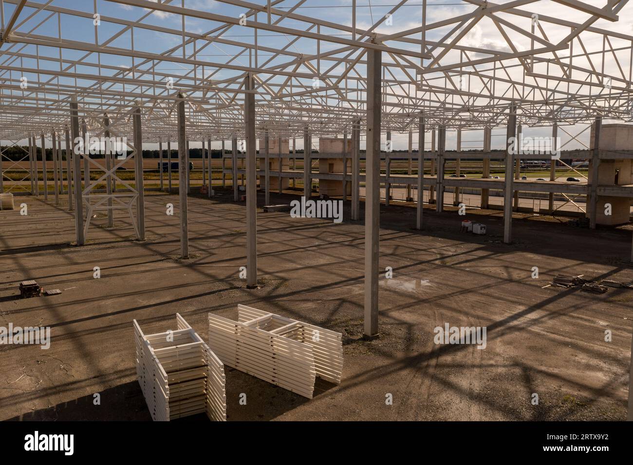 Drohnenfotografie des neuen Metallrahmens und der Baustelle im Lagergebäude während des Sommersonnenaufenthalts Stockfoto
