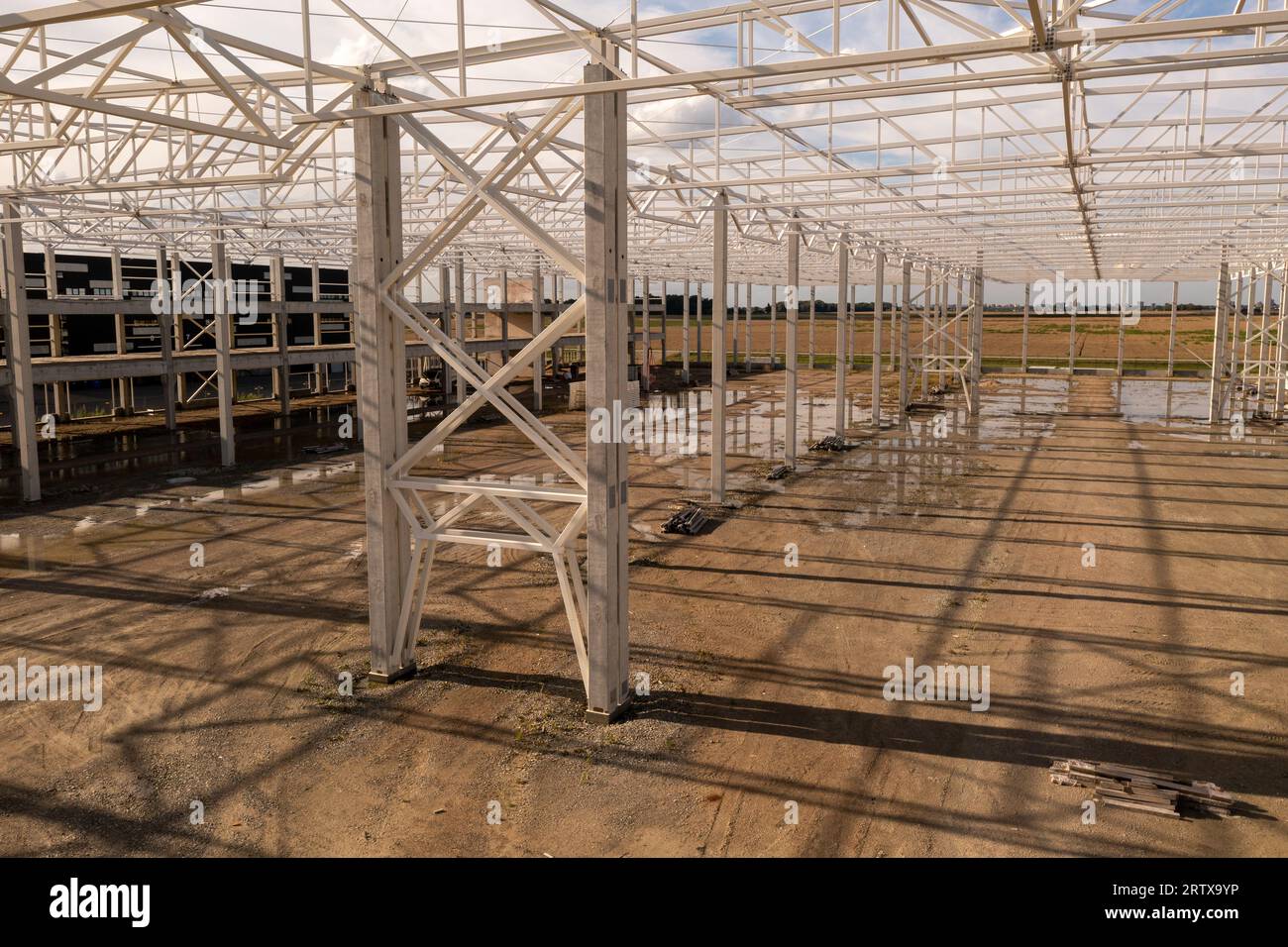 Drohnenfotografie des neuen Metallrahmens und der Baustelle im Lagergebäude während des Sommersonnenaufenthalts Stockfoto