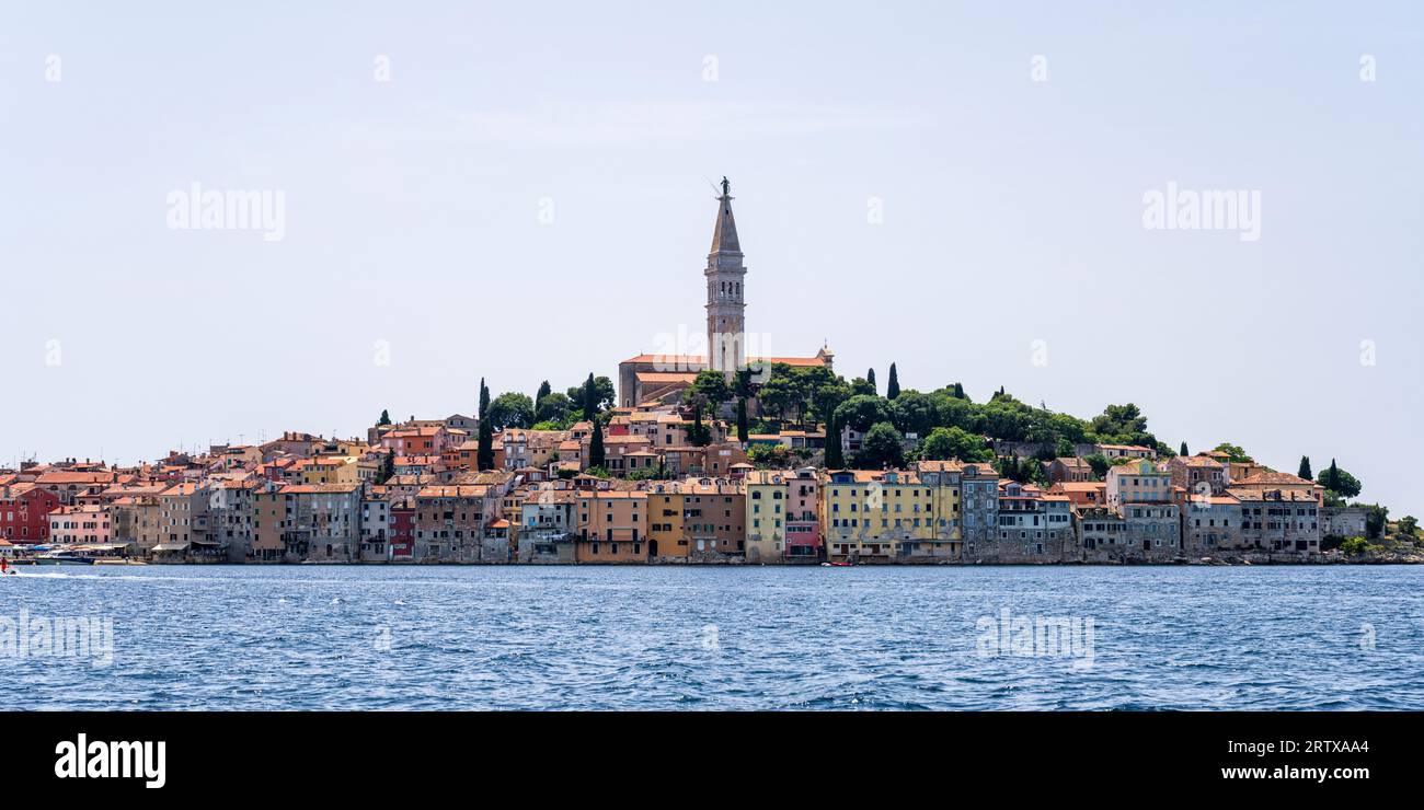 Panoramablick auf die Kirche von Saint Euphemia und die Uferpromenade des beliebten Touristenresorts und Fischerhafens von Rovinj auf der istrischen Halbinsel von Kroatien Stockfoto
