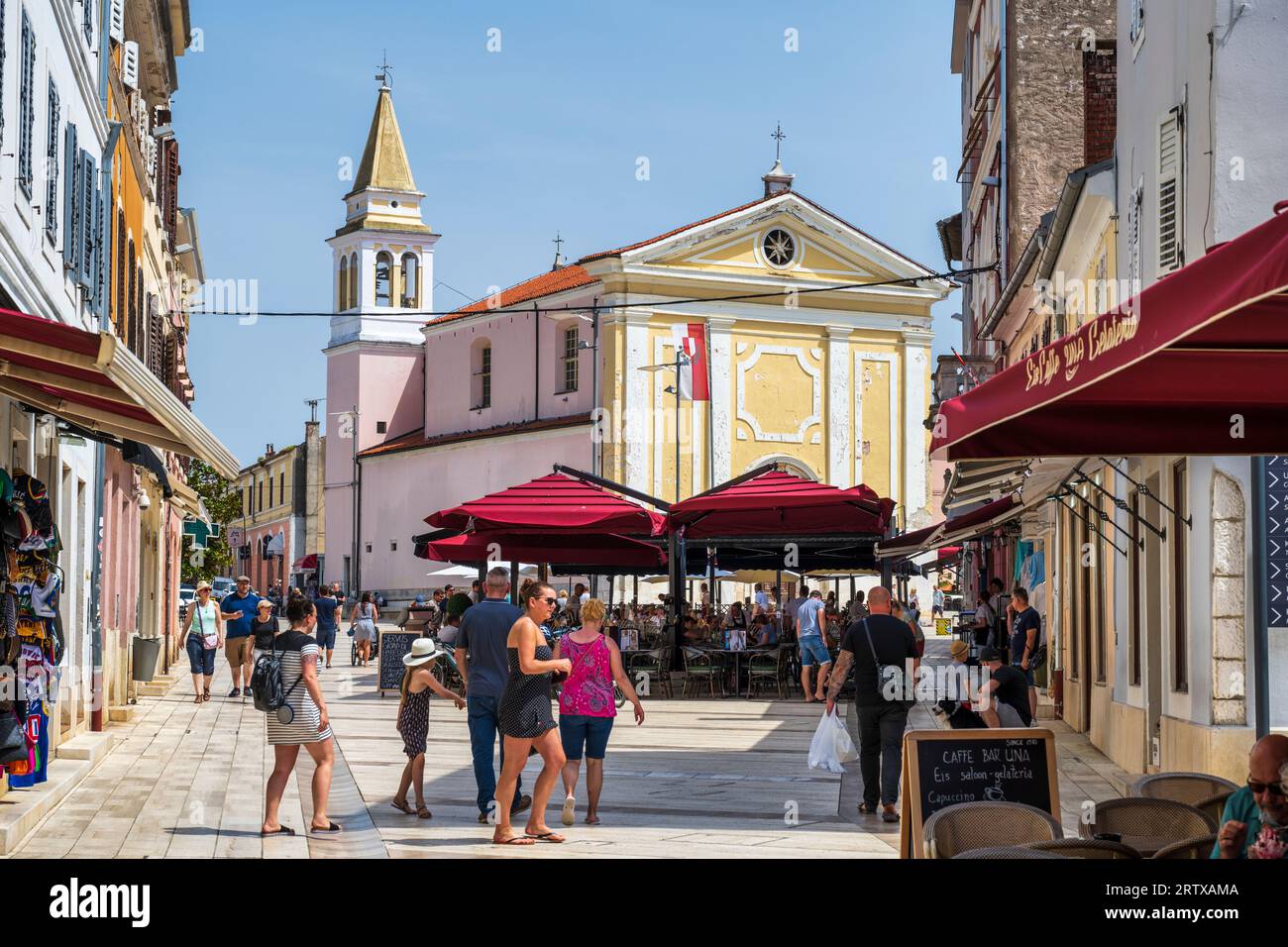 Belebte Straßencafés auf dem Platz der Freiheit (Trg Slobode), mit Kirche unserer Lieben Frau der Engel im Hintergrund, in Poreč auf der istrischen Halbinsel von Kroatien Stockfoto