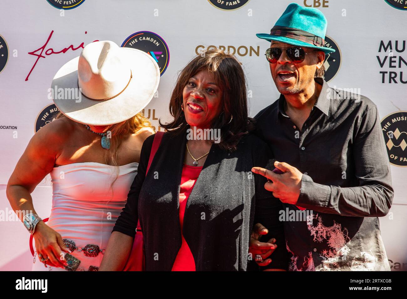 London, Großbritannien. September 2023. Carolyn Griffey (l), Singer-Songwriter Jaki Graham (c) und Jeffrey Daniel (r) posieren auf einem roten Teppich vor Shalamars Einführung beim Music Walk of Fame. Der Music Walk of Fame feiert den Beitrag der Musik zur Kultur, zur Gesellschaft und zum Leben von Menschen aus aller Welt. DIE US-AMERIKANISCHE R&B-, Soul- und Funk-Band Shalamar verkaufte weltweit über 25 Millionen Schallplatten und soll Body-Popping und Moonwalking nach Großbritannien gebracht haben. Quelle: Mark Kerrison/Alamy Live News Stockfoto