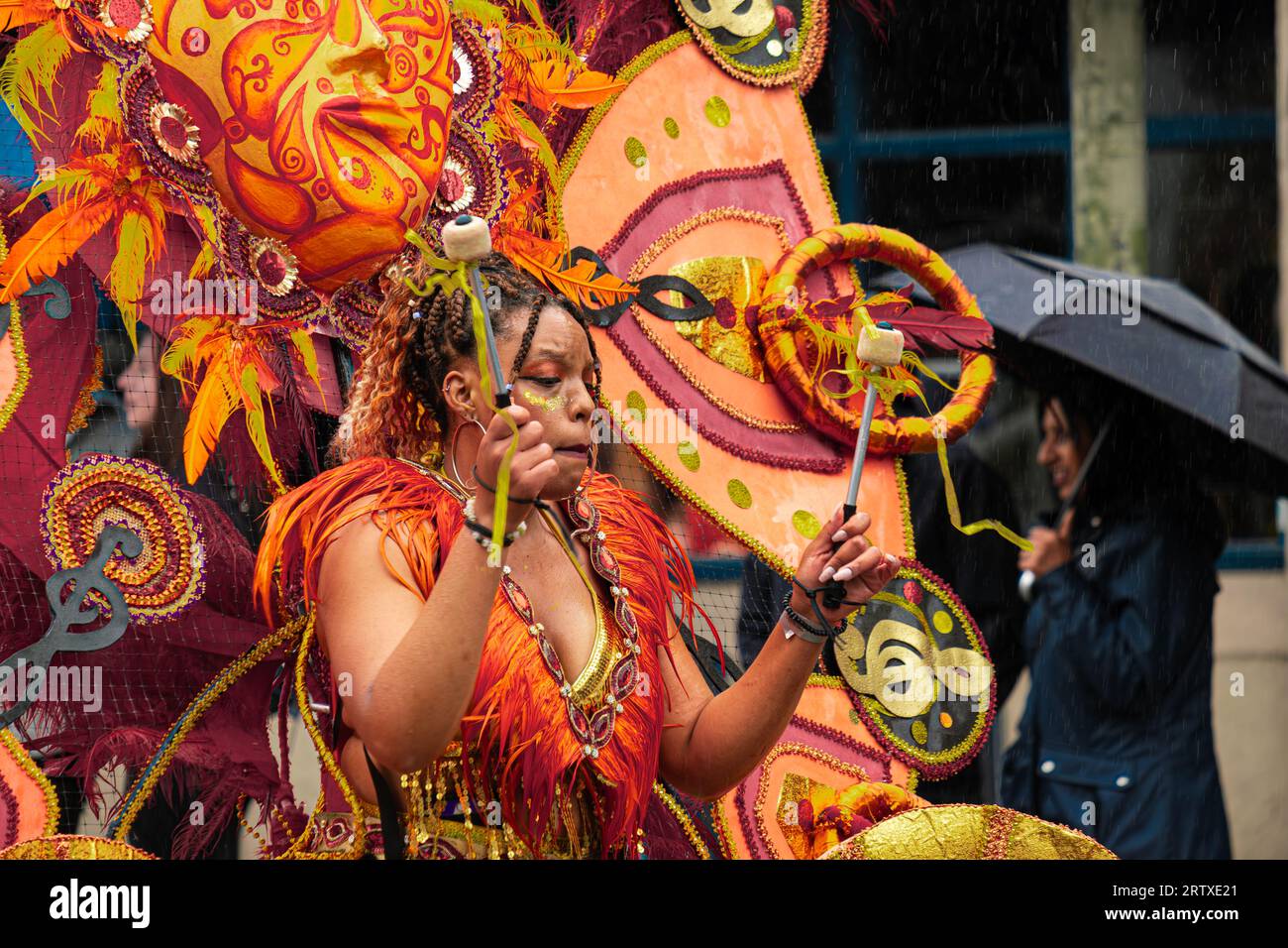 Karibische Karnevalsdame Tänzerin in farbenfrohem Kostüm Stockfoto