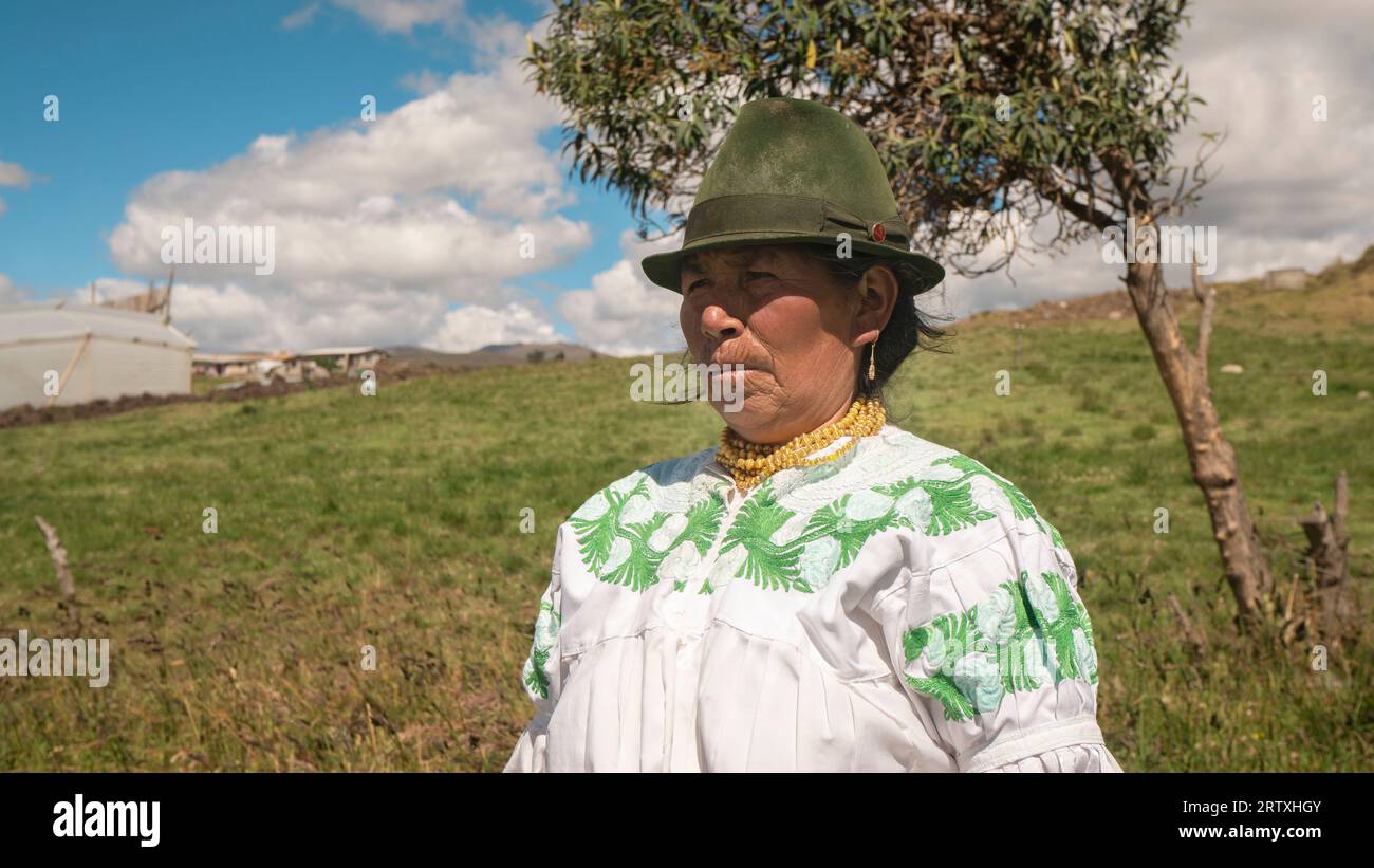 Cangahua, Cayambe / Ecuador - 12. September 2023: Porträt einer älteren indigenen Frau aus Cayambe, die tagsüber durch das Feld spaziert Stockfoto