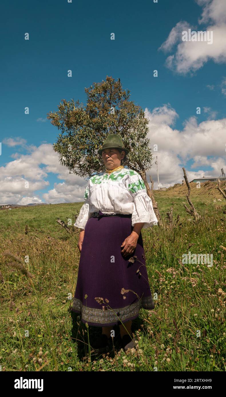 Cangahua, Cayambe / Ecuador - 12. September 2023: Porträt einer älteren indigenen Frau aus Cayambe, die tagsüber durch das Feld spaziert Stockfoto