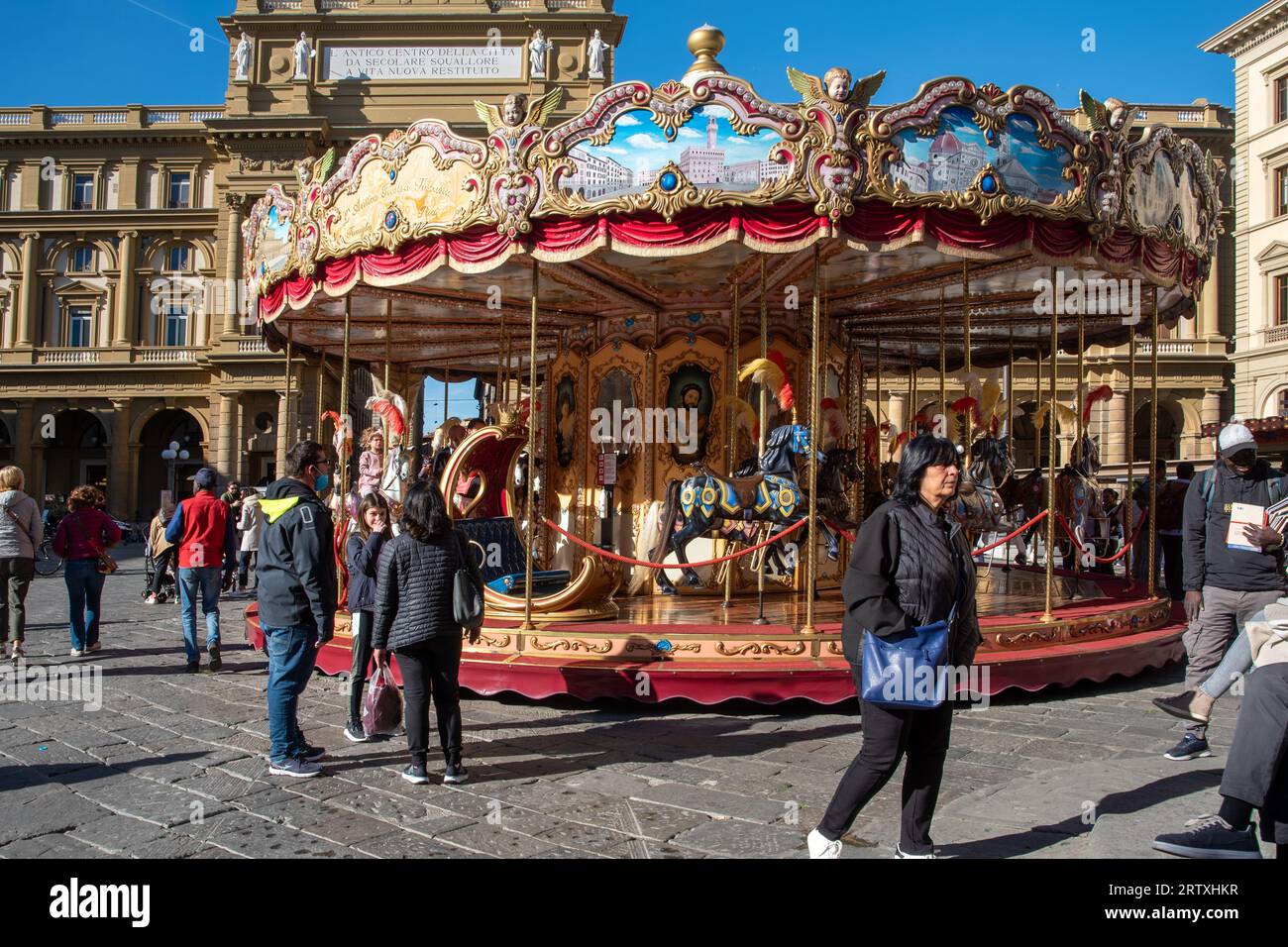 Antique Merry-Go-Round In Florenz, Italien Am Sonnigen Tag Mit Menschen Stockfoto