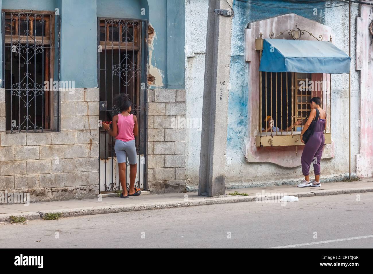 Havanna, Kuba, 2023, zwei kubanische Frauen durch Metallgitter, die in Privathäusern Schutzvorrichtungen herstellen. Stockfoto