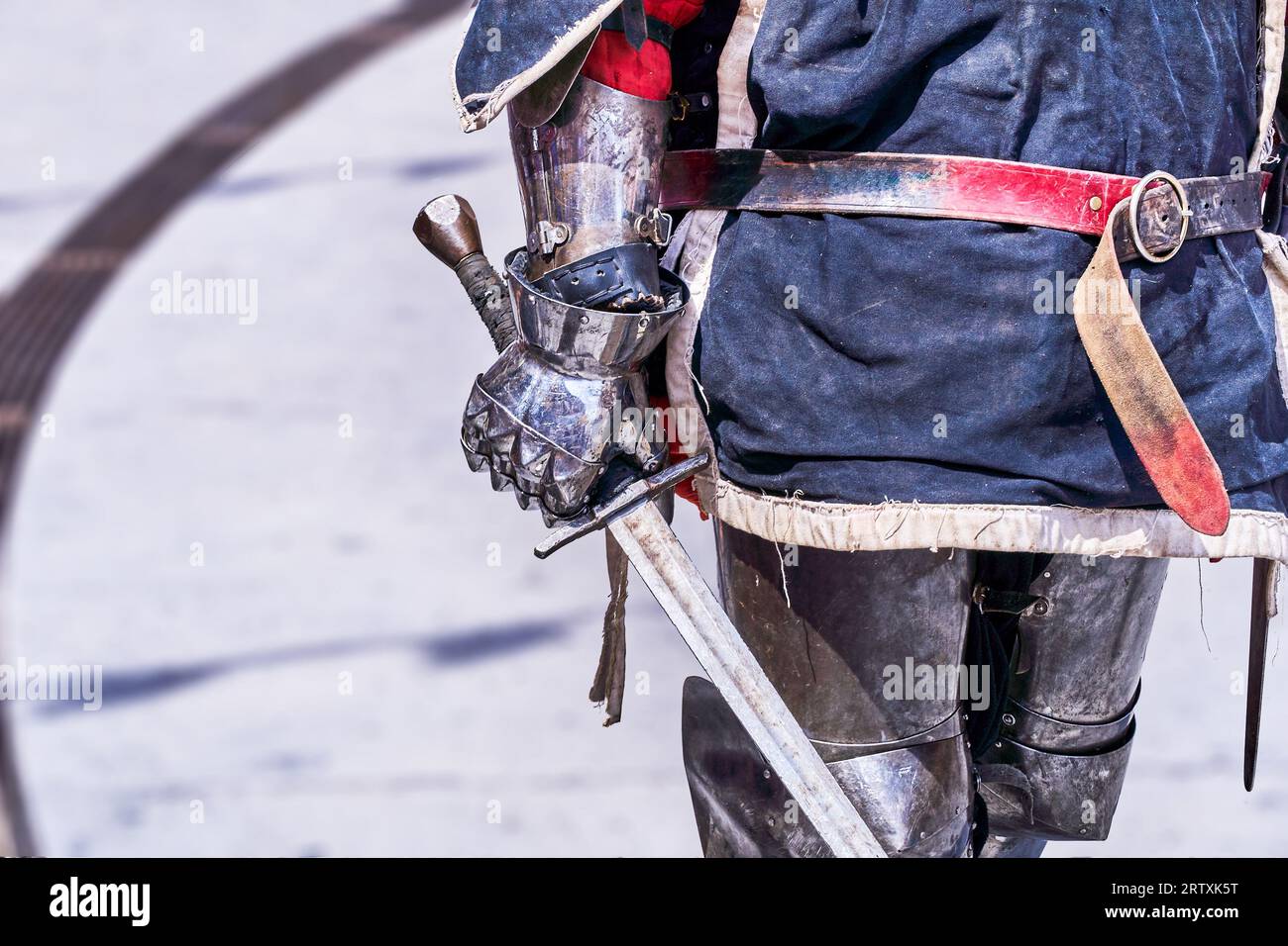 Mittelalterlicher Ritter, der ein großes Schwert aus der Nähe ergreift Stockfoto
