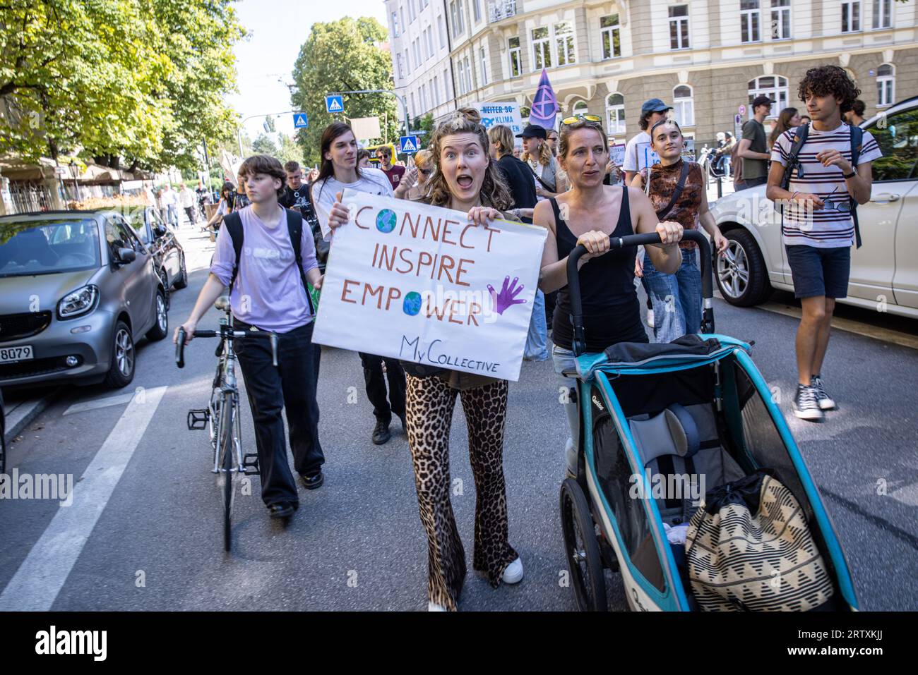 München, Deutschland. September 2023. Freitag für die Zukunft München: Schüler, Schüler und Lehrer während eines Streiks für das Klima.der Streik war Teil eines globalen Klimaprotests, der von verschiedenen Klimabewegungen organisiert wurde. Klimaaktivisten fordern in München dringendes Handeln und fordern die Bundesregierung auf, die Ziele der Klimaneutralität bis 2025 zu erreichen. Quelle: Valerio Agolino / Alamy Live News Stockfoto