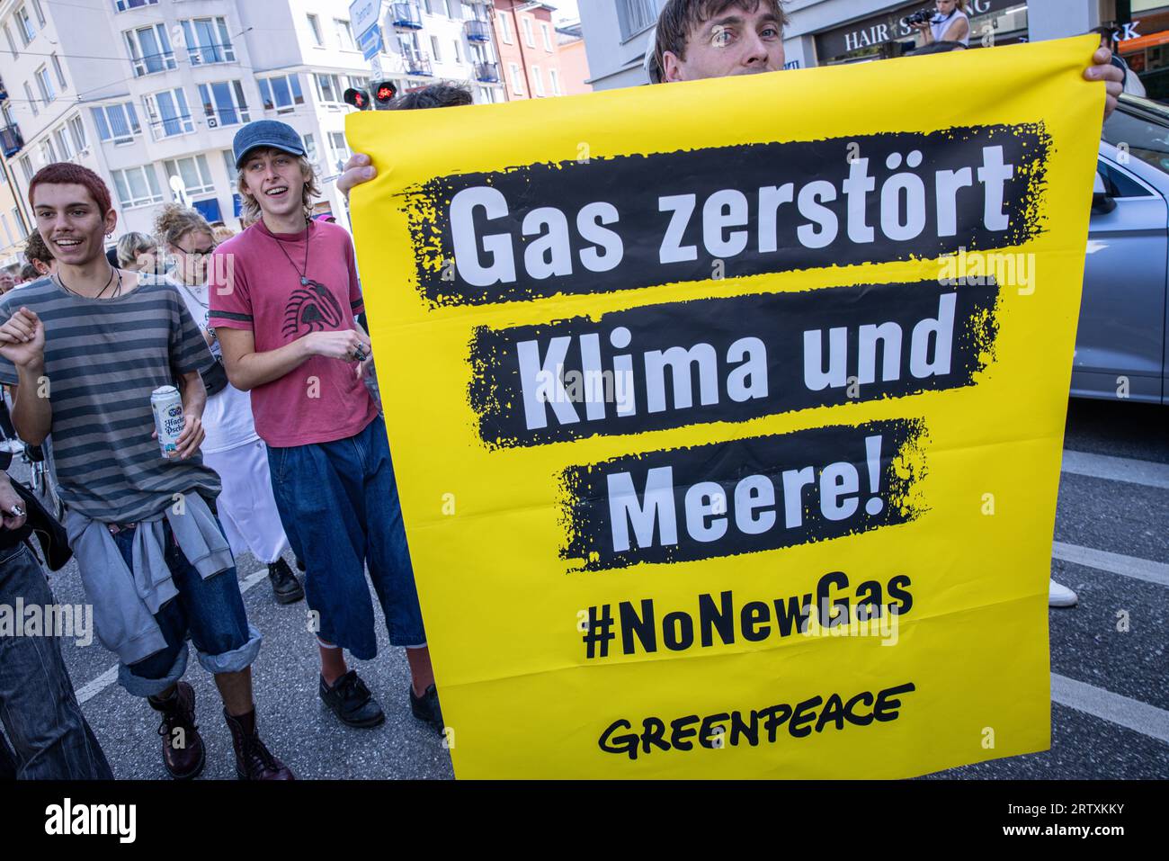 München, Deutschland. September 2023. Freitag für die Zukunft München: Schüler, Schüler und Lehrer während eines Streiks für das Klima.der Streik war Teil eines globalen Klimaprotests, der von verschiedenen Klimabewegungen organisiert wurde. Klimaaktivisten fordern in München dringendes Handeln und fordern die Bundesregierung auf, die Ziele der Klimaneutralität bis 2025 zu erreichen. Quelle: Valerio Agolino / Alamy Live News Stockfoto