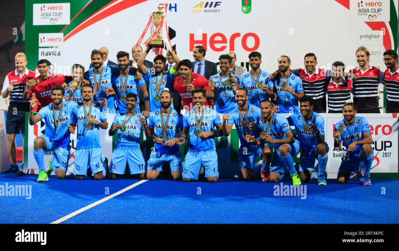 Mitglieder der indischen Hockeymannschaft feiern freudig, nachdem sie Malaysia 2-1 im Finale besiegt haben, um den Titel des Hero Asia Cup auf der Maulana zu gewinnen Stockfoto