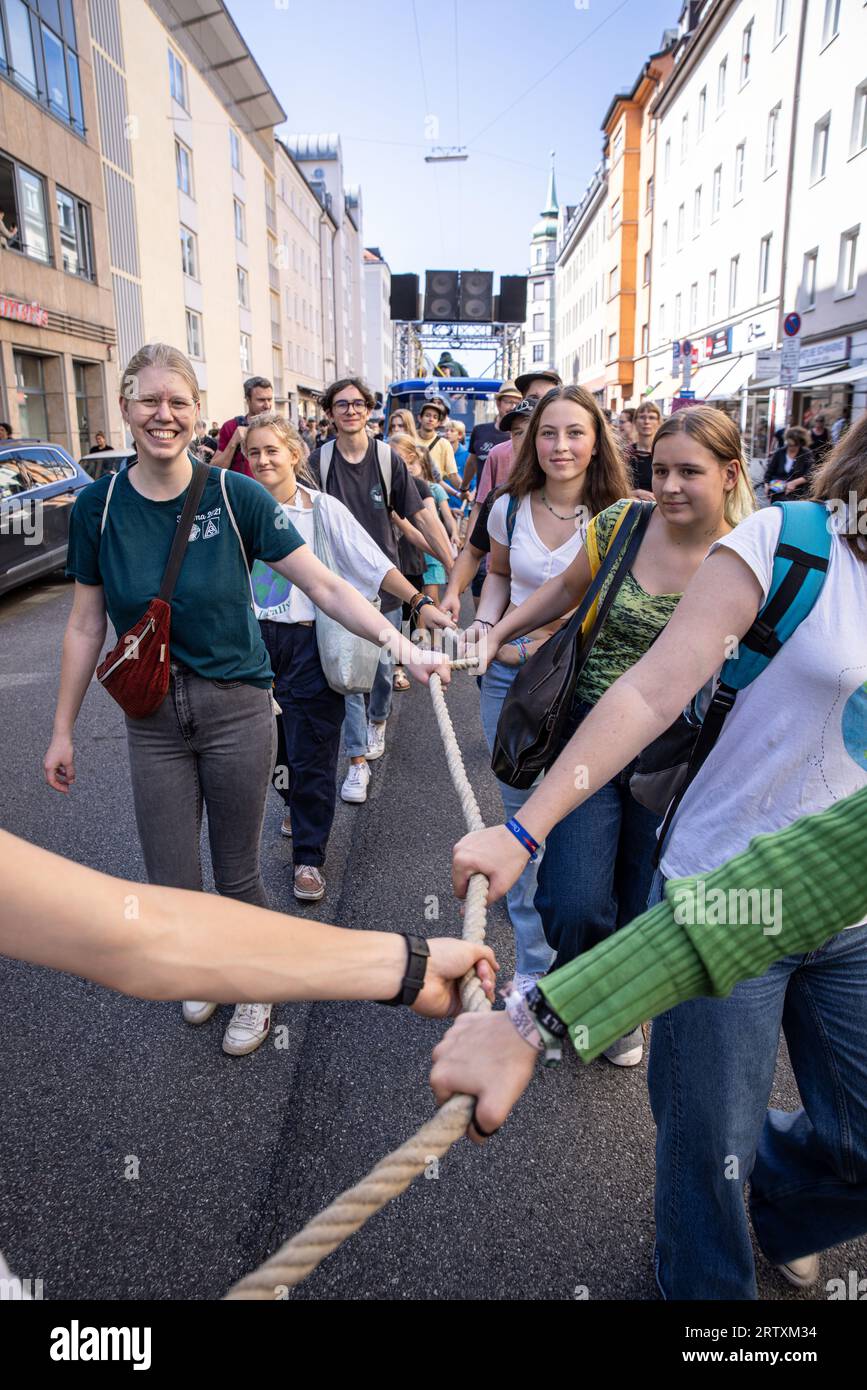 München, Deutschland. September 2023. Freitag für die Zukunft München: Schüler, Schüler und Lehrer während eines Streiks für das Klima.der Streik war Teil eines globalen Klimaprotests, der von verschiedenen Klimabewegungen organisiert wurde. Klimaaktivisten fordern in München dringendes Handeln und fordern die Bundesregierung auf, die Ziele der Klimaneutralität bis 2025 zu erreichen. Quelle: Valerio Agolino / Alamy Live News Stockfoto