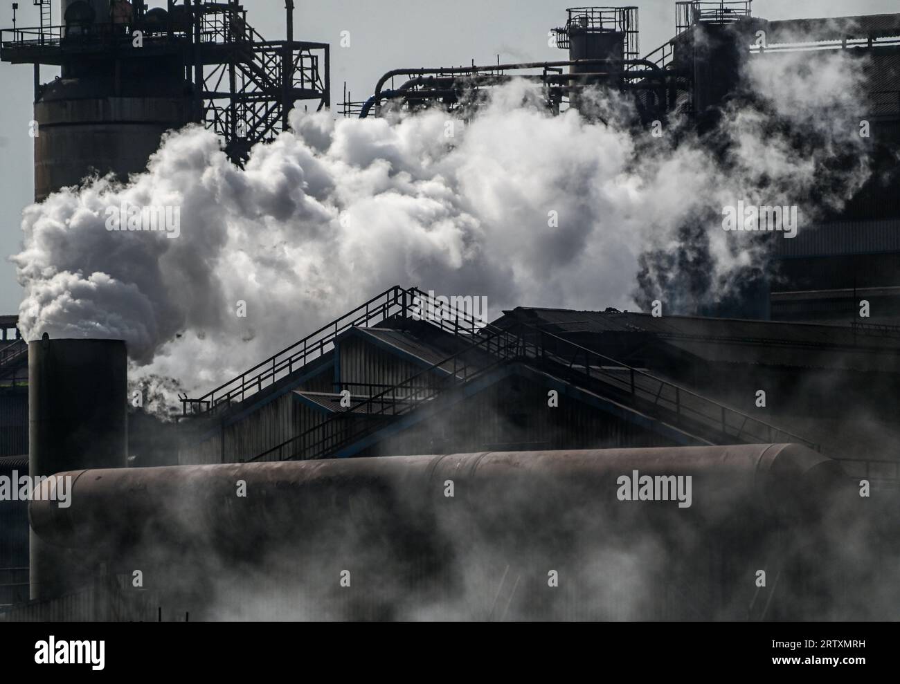 Die Hochöfen von Tata Steel arbeiten in Port Talbot. Die Arbeiten werden 500 Millionen Pfund von der britischen Regierung erhalten, um das Werk offen zu halten und umweltfreundlichere Stahlerzeugnisse zu produzieren, doch könnten Tausende ihre Arbeitsplätze verlieren. Foto: Robert Melen/LNP Stockfoto