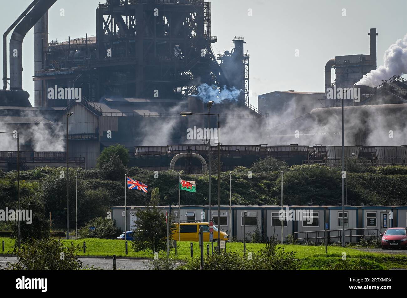 Die Hochöfen von Tata Steel arbeiten in Port Talbot. Die Arbeiten werden 500 Millionen Pfund von der britischen Regierung erhalten, um das Werk offen zu halten und umweltfreundlichere Stahlerzeugnisse zu produzieren, doch könnten Tausende ihre Arbeitsplätze verlieren. Foto: Robert Melen/LNP Stockfoto