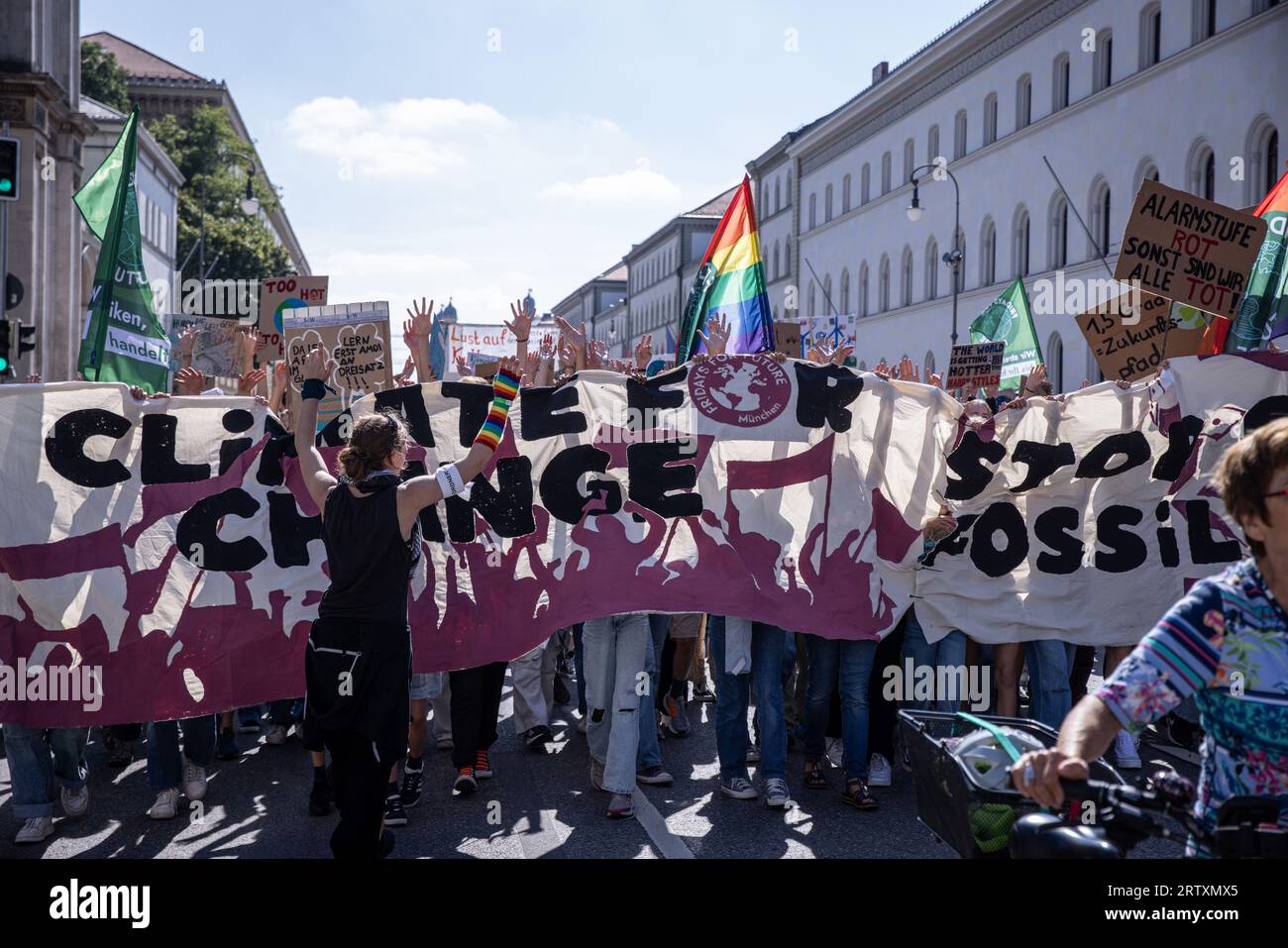 München, Deutschland. September 2023. Freitag für die Zukunft München: Schüler, Schüler und Lehrer während eines Streiks für das Klima.der Streik war Teil eines globalen Klimaprotests, der von verschiedenen Klimabewegungen organisiert wurde. Klimaaktivisten fordern in München dringendes Handeln und fordern die Bundesregierung auf, die Ziele der Klimaneutralität bis 2025 zu erreichen. Quelle: Valerio Agolino / Alamy Live News Stockfoto