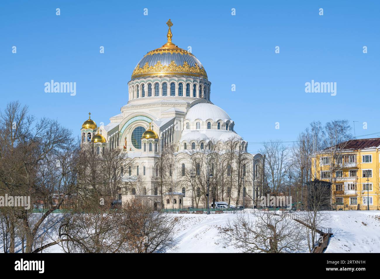 KRONSHTADT, RUSSLAND - 13. MÄRZ 2023: Blick auf die Kathedrale von St. Nicholas der Wundertäter an einem sonnigen Märztag Stockfoto