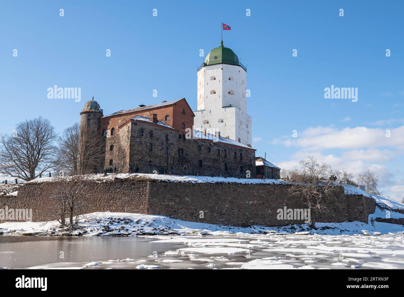 Sonniger Märztag im alten Schloss von Vyborg. Region Leningrad, Russland Stockfoto