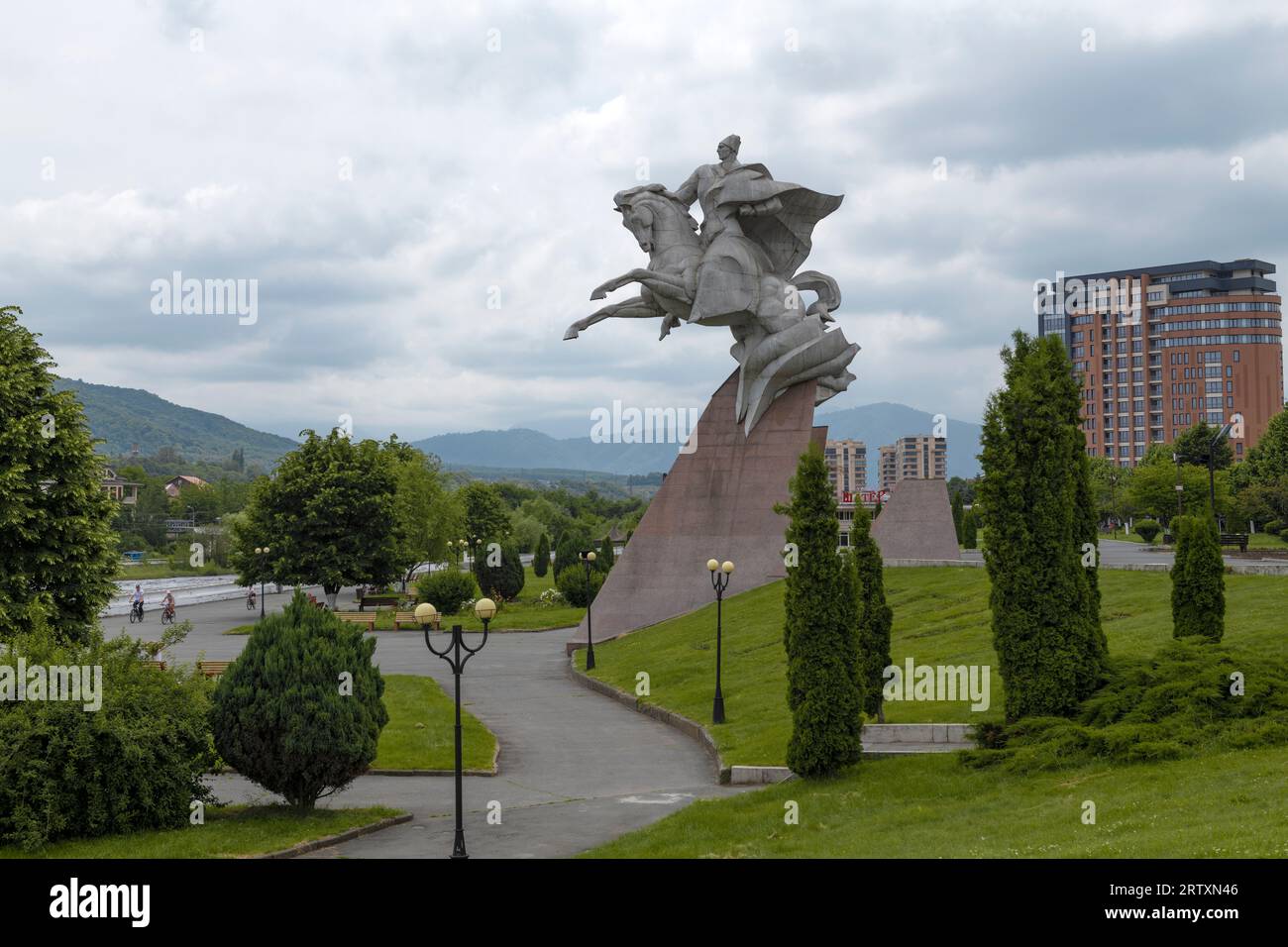 WLADIKAWKAZ, RUSSLAND - 13. JUNI 2023: Blick auf das Denkmal des zweifachen Helden der Sowjetunion, General Issa Plijew, an einem bewölkten Junitag Stockfoto
