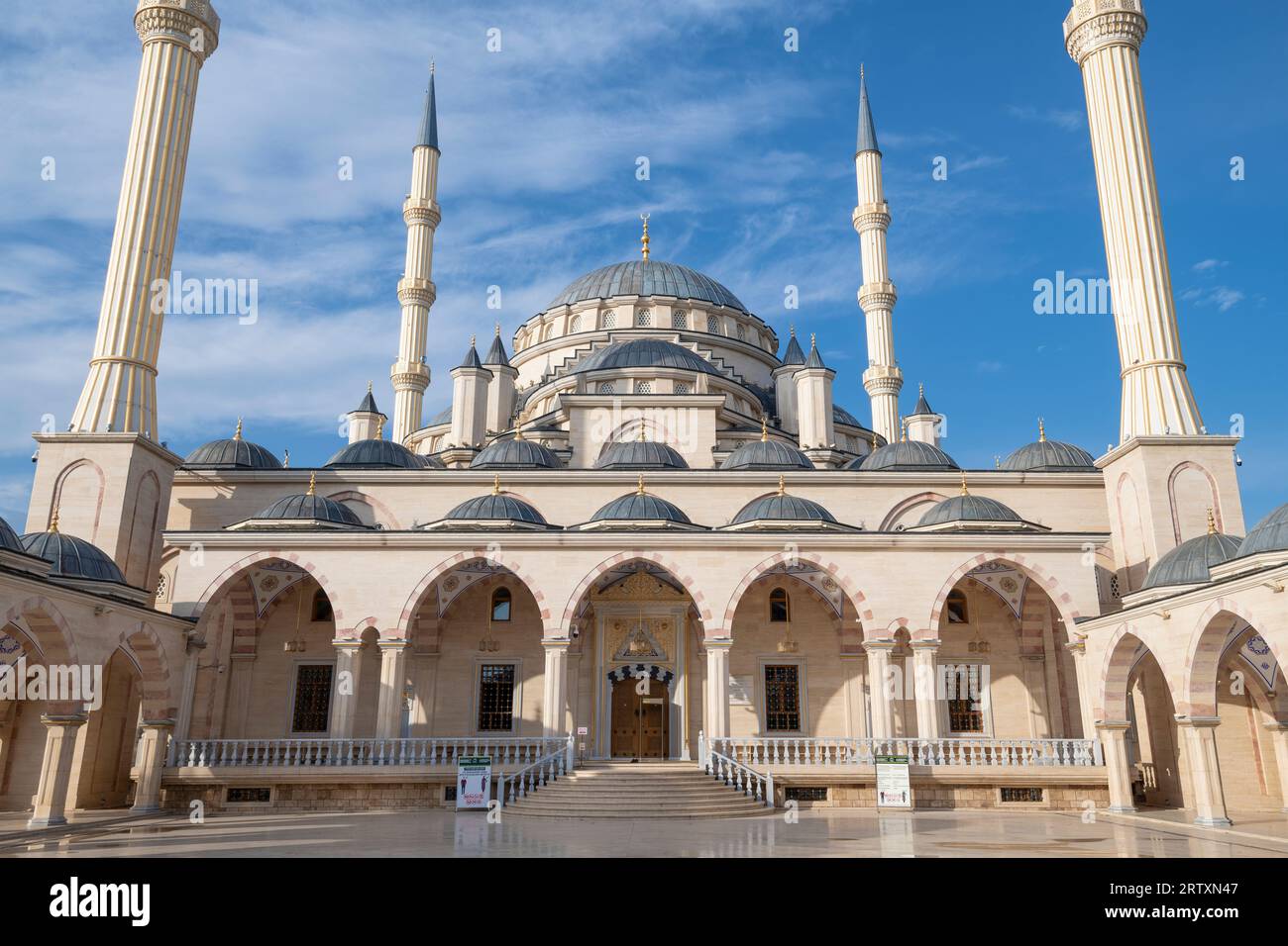 GROSNY, RUSSLAND - 14. JUNI 2023: Am Eingang zur Moschee „Herz Tschetscheniens“ an einem sonnigen Junimorgen Stockfoto