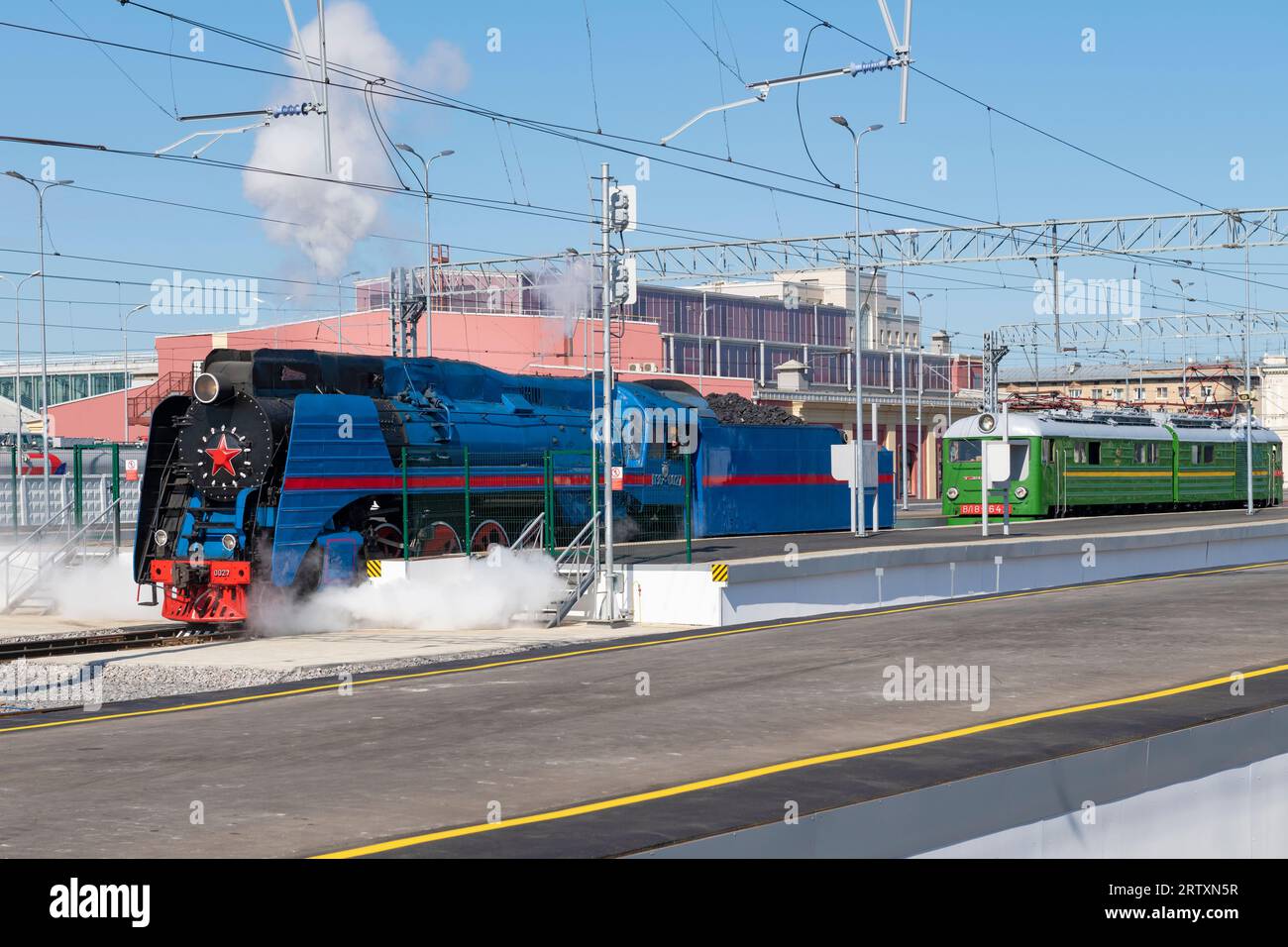 SANKT PETERSBURG, RUSSLAND - 27. AUGUST 2023: Alte sowjetische Personendampflokomotive P36-0027 auf einer dynamischen Ausstellung von Retro-Lokomotiven. Eisenbahnforum 'pro. Stockfoto