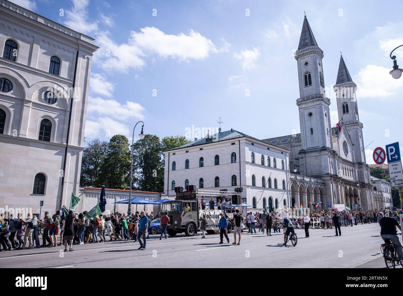 München, Deutschland. September 2023. Freitag für die Zukunft München: Schüler, Schüler und Lehrer während eines Streiks für das Klima.der Streik war Teil eines globalen Klimaprotests, der von verschiedenen Klimabewegungen organisiert wurde. Klimaaktivisten fordern in München dringendes Handeln und fordern die Bundesregierung auf, die Ziele der Klimaneutralität bis 2025 zu erreichen. Quelle: Valerio Agolino / Alamy Live News Stockfoto