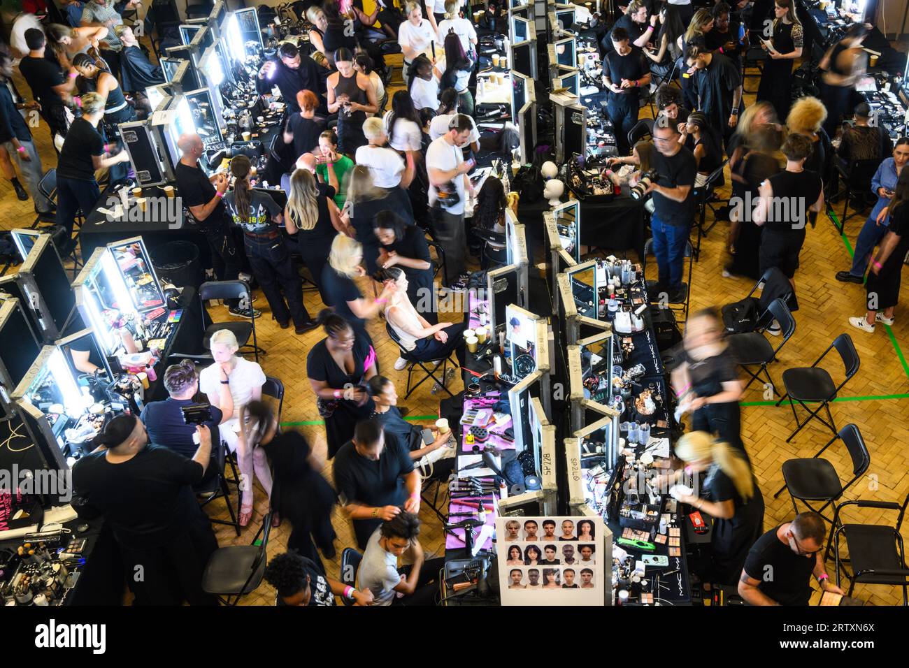 London, Großbritannien. 15. September 2023. Die Models bereiten sich hinter die Bühne für die Fashion East Fashion Show, die im Yeomanry House im Rahmen der London Fashion Week stattfindet. Auf dem Foto sollte stehen: Matt Crossick/Empics/Alamy Live News Stockfoto