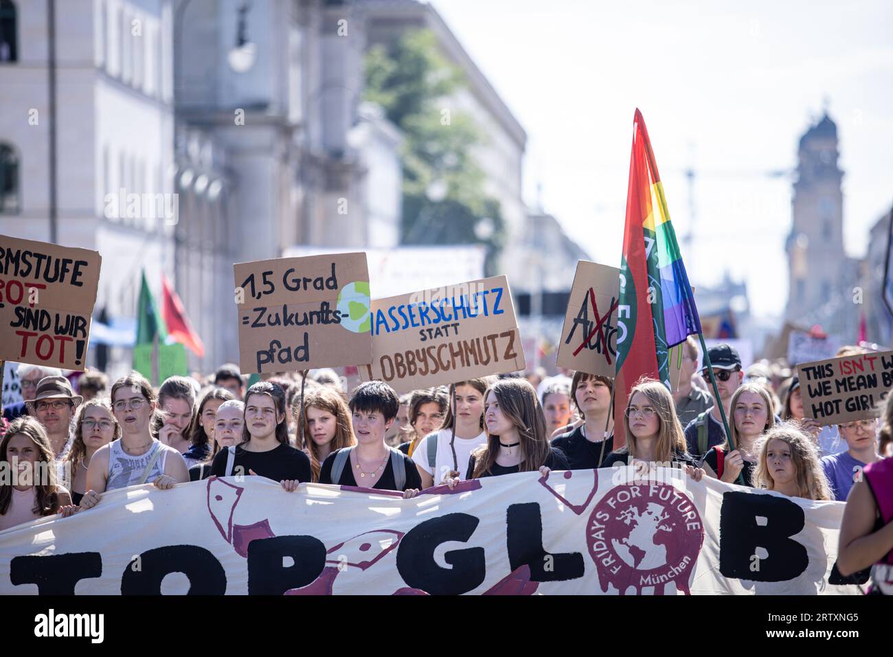 München, Deutschland. September 2023. Freitag für die Zukunft München: Schüler, Schüler und Lehrer während eines Streiks für das Klima.der Streik war Teil eines globalen Klimaprotests, der von verschiedenen Klimabewegungen organisiert wurde. Klimaaktivisten fordern in München dringendes Handeln und fordern die Bundesregierung auf, die Ziele der Klimaneutralität bis 2025 zu erreichen. Quelle: Valerio Agolino / Alamy Live News Stockfoto