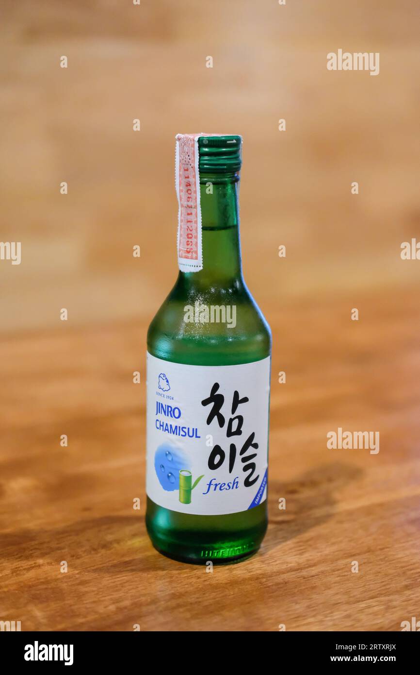 Bangkok, Thailand - 2. Februar 2019: Jinro Chamisul Soju. Es ist ein berühmtes klares, farbloses destilliertes Getränk koreanischen Ursprungs. Jinro ist die größte Mutter Stockfoto