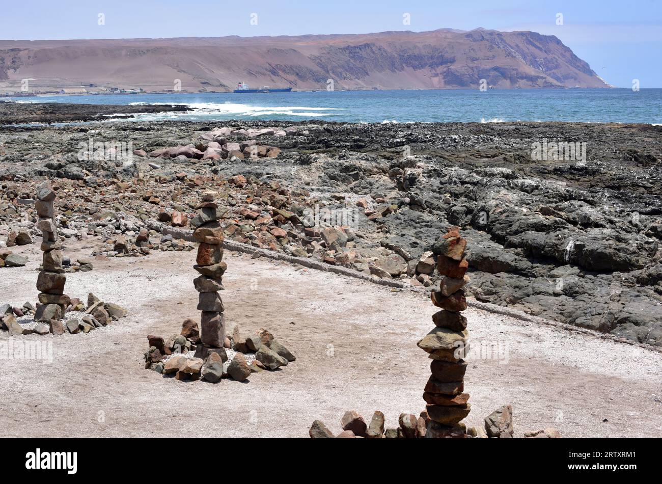 Apachetas an der Küste von Arica. Apacheta (Name Aymara) ist ein Steinhaufen, der Pachamama zum Opfer gelegt wird. Norte Grande de Chile, Region de Arica y Parinacota, Chi Stockfoto