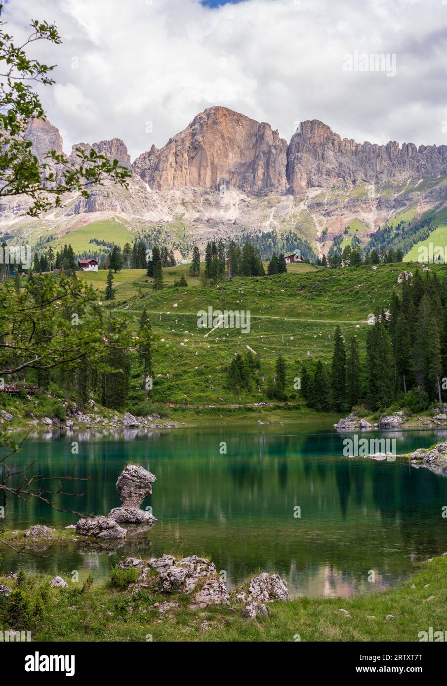 Karersee, im Hintergrund die Rosengarten-Berggruppe, Südtirol, Italien Stockfoto