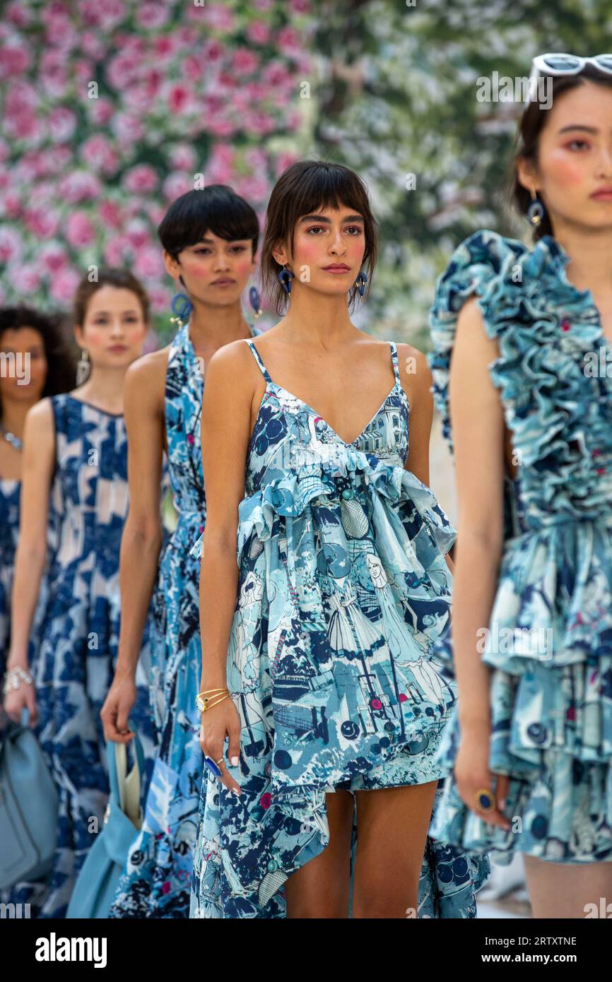 London, Großbritannien. September 2023. Models laufen auf der Paul Costelloe Spring Summer 2024 Show während der London Fashion Week auf dem Laufsteg. Quelle: SOPA Images Limited/Alamy Live News Stockfoto