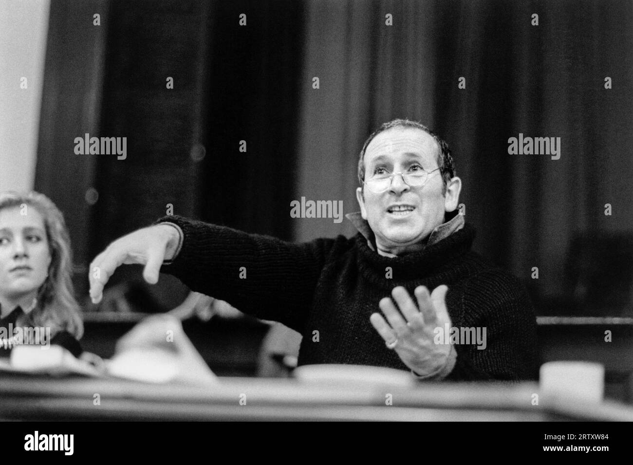 Arnold Wesker, der im Februar 1987 im Lyric Studio, Lyric Theatre, Hammersmith, London W6 die Doppelrechnung seiner Stücke YARDSALE and WHAT HAPPENING TO BETTY LEMON einstudiert hat Stockfoto
