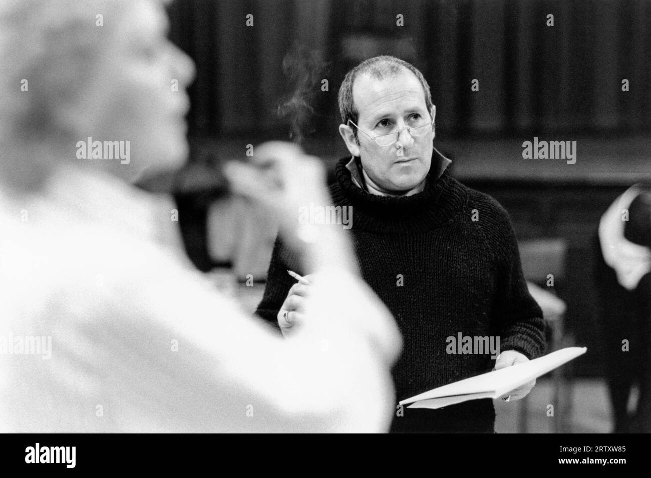 Arnold Wesker (mit Brenda Bruce), der im Februar 1987 im Lyric Studio, Lyric Theatre, Hammersmith, London W6 die Doppelrechnung seiner Stücke YARDSALE and WHAT HAPPENING TO BETTY LEMON einstudiert hat Stockfoto