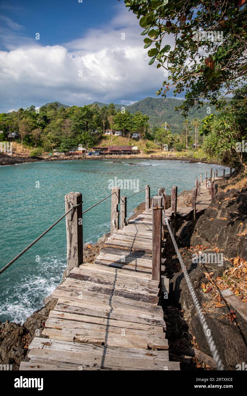 Blick auf den hölzernen Straßenbang bao, Koh Chang Island, Thailand. Stockfoto