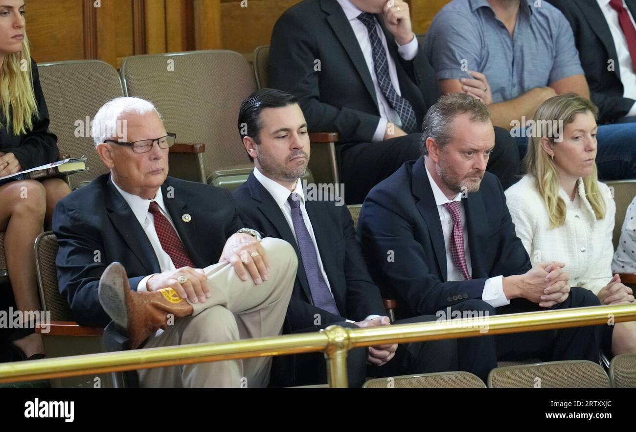 Austin Texas USA, 15. September 2023: Whistleblowers und Zeugen der Anklage (links-rechts) DAVID MAXWELL, RYAN VASSAR und BLAKE BRICKMAN hören aufmerksam von der Tribüne aus während der letzten Argumente, da beide Seiten sich im Amtsenthebungsverfahren von Texas Attorney General Ken Paxton im texanischen Senat ausruhen. Die Jury berät über die Anklage am späten Freitagnachmittag. Die Frau rechts ist nicht identifiziert. Quelle: Bob Daemmrich/Alamy Live News Stockfoto