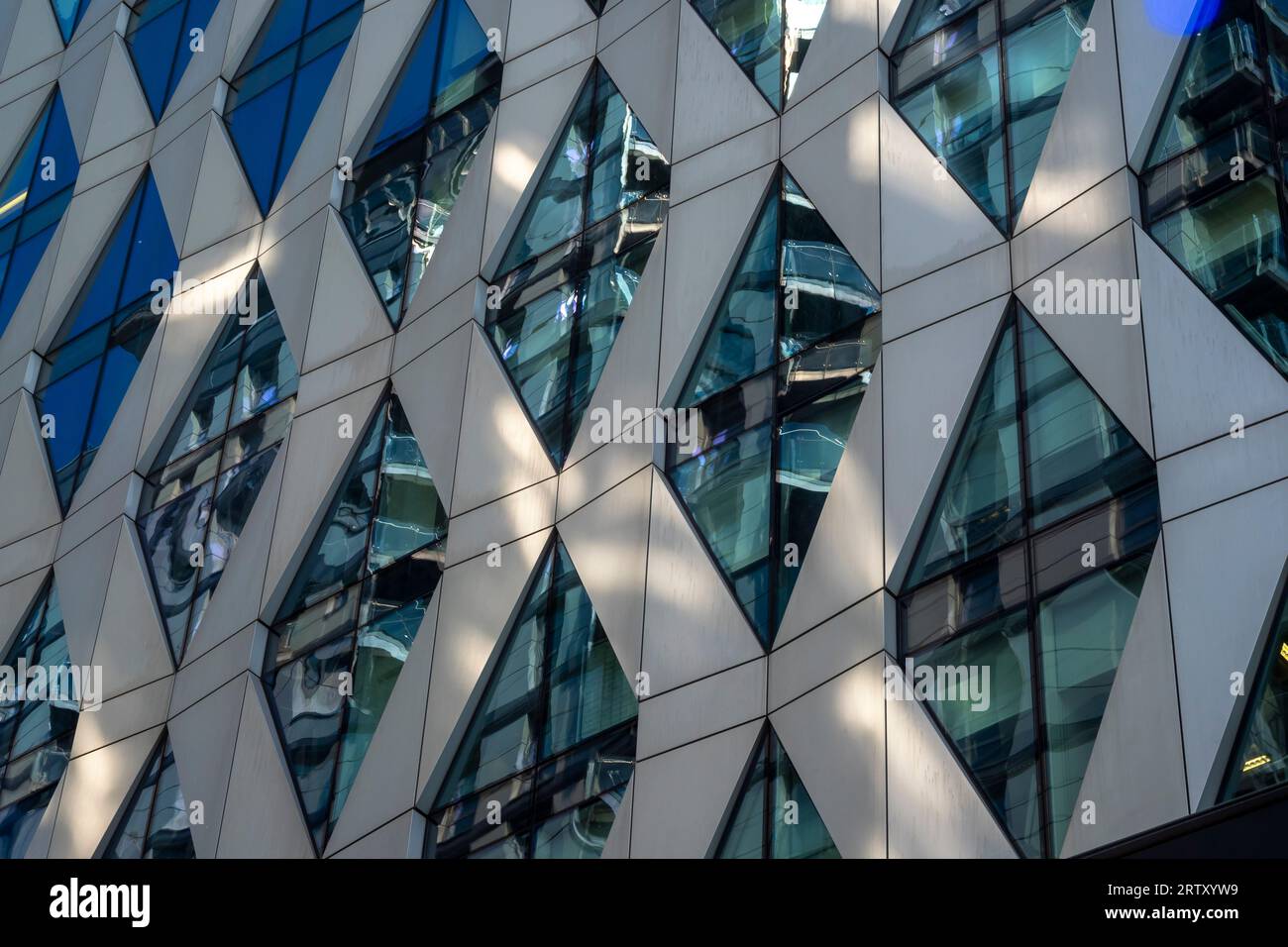 Reflexionen über modernes Gebäude, Manchester City Centre, England, Großbritannien Stockfoto