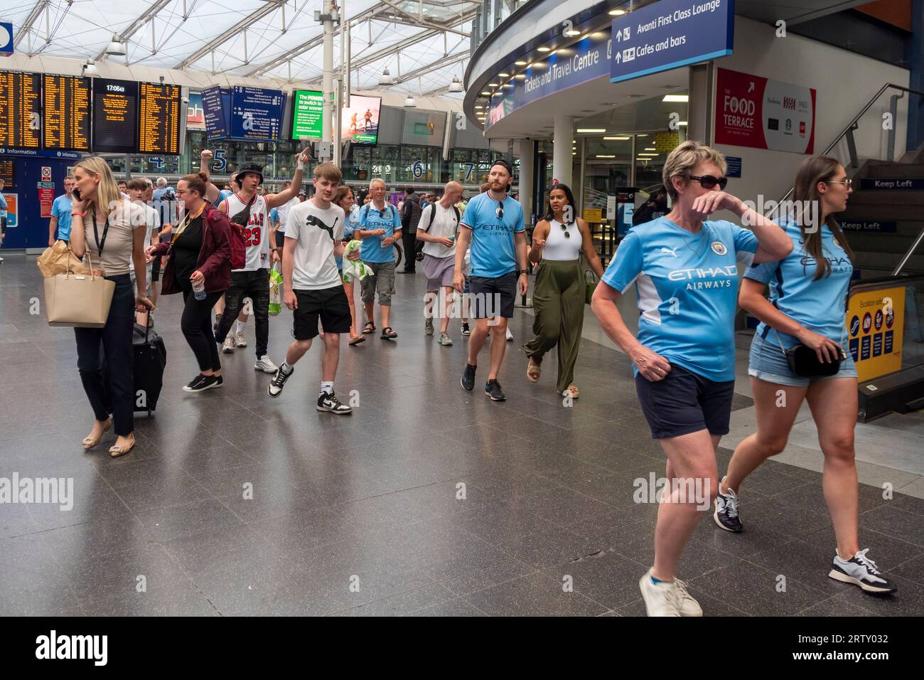 Man City-Fans, die am 12. Juni 2023 in Manchester, England, England, eine große Trophäenparade in der Picadilly Station veranstalten Stockfoto