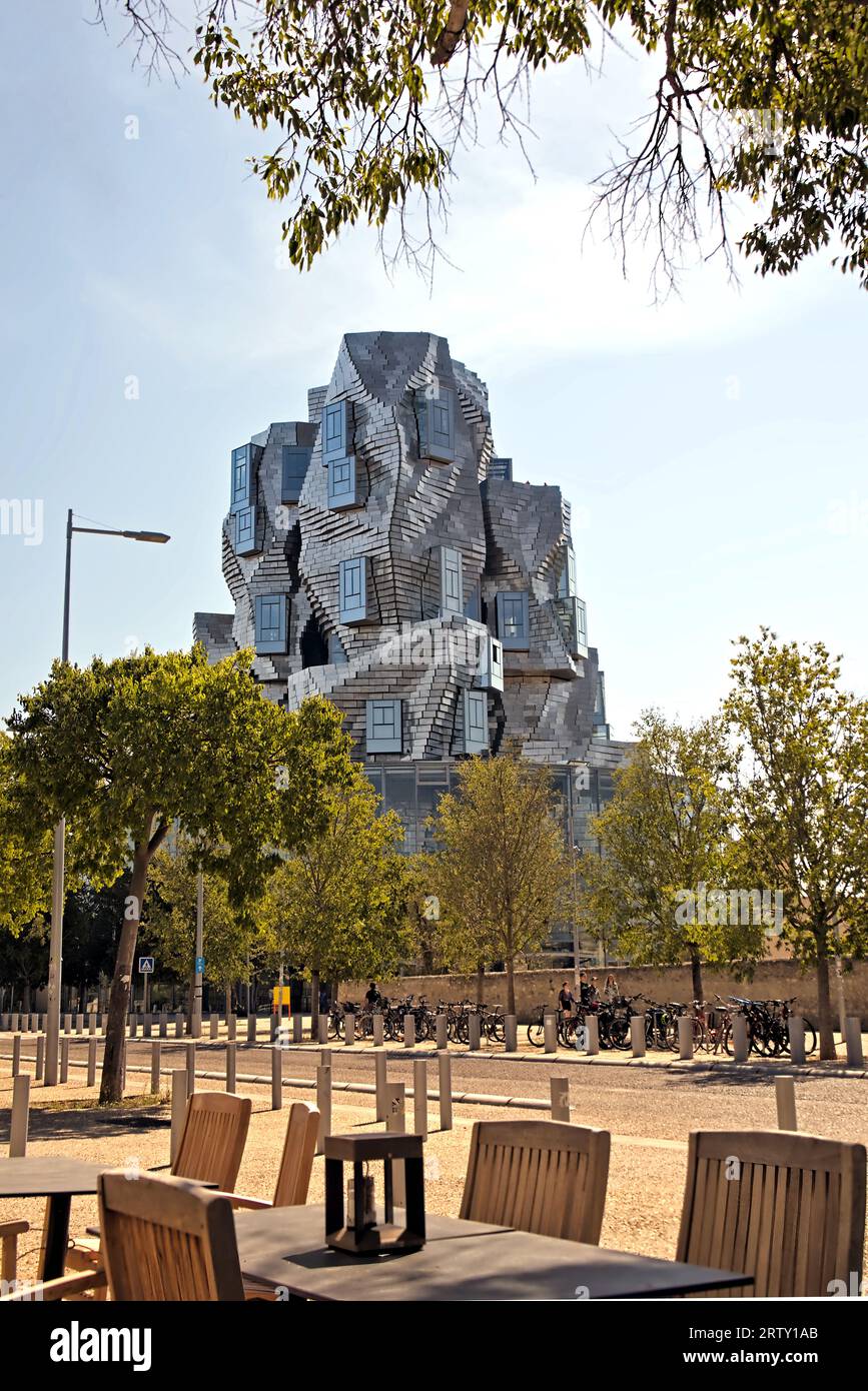 Außenansicht der LUMA Tour in Arles, Frankreich. Ein modernes Gebäude, das der Kunst von Frank Gehry gewidmet ist, inspiriert von der langen Geschichte der Stadt Stockfoto