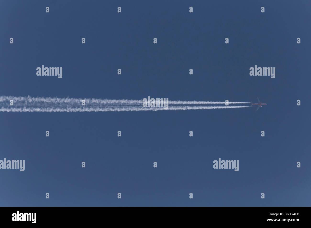 Blick auf Flugzeuge, die in einem klaren blauen Himmel fliegen Stockfoto