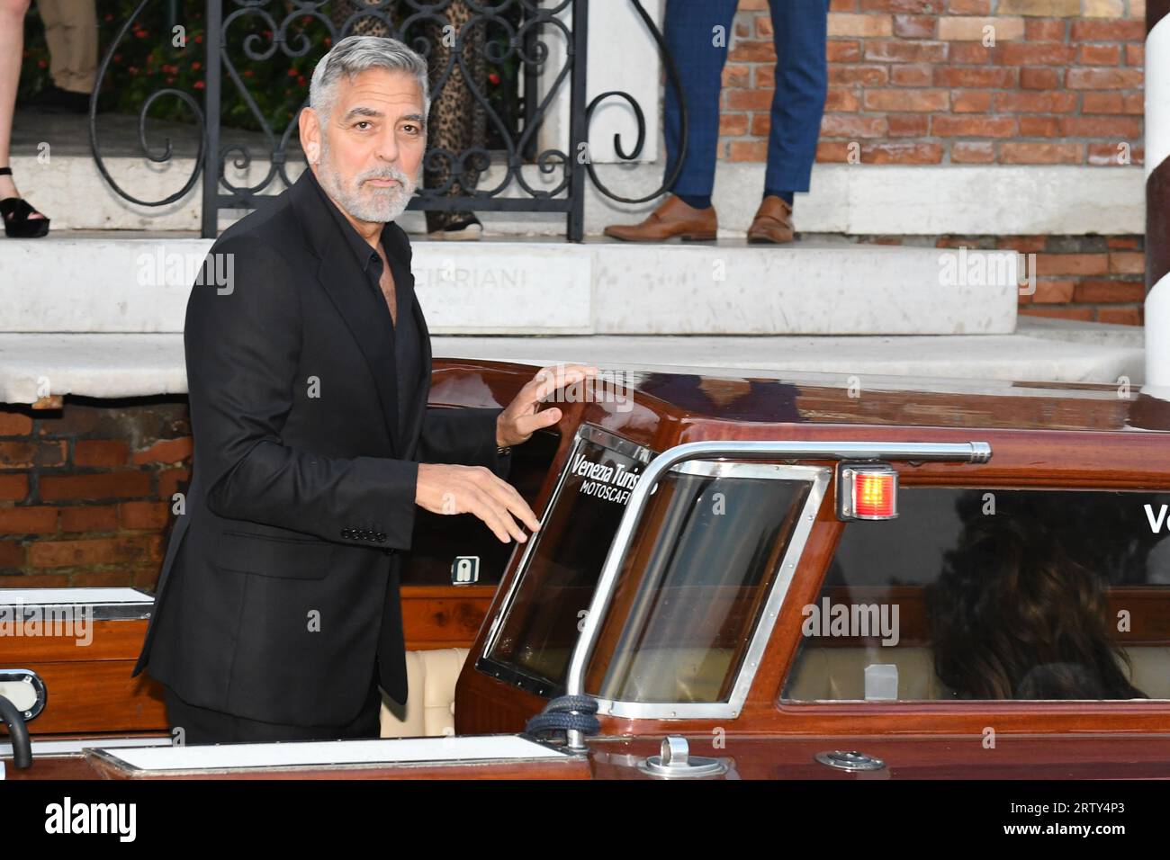 VENEDIG, ITALIEN - AUGUST 31: George Clooney und Ehefrau Amal Clooney nehmen an den DVF Awards 2023 während des 80. Internationalen Filmfestivals von Venedig auf Augu Teil Stockfoto